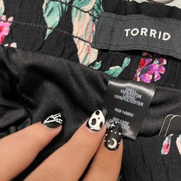 Torrid Womens NWT Black Floral Pockets Ruffle 5 Inch Gauze High-Rise Short 2X - Picture 7 of 9